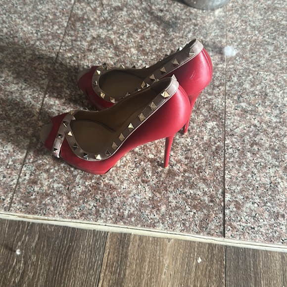 Valentino Garavani Rockstud Two Tone Platform Pumps Peep Toe Size 38 1/2 - Picture 6 of 6